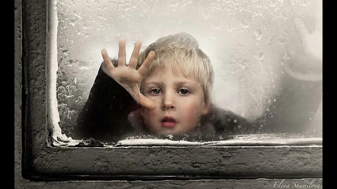 За 7 лет душа ребенка выбирает. Ребенок за стеклом. Дети заглядывают в окно. Плачущий ребенок. Дети ждут.