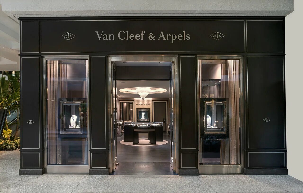 Бутик van cleef arpels. Van cleef arpels dubai. Браслет с изумрудом. Татьяна иванова ван клиф. Дубай молл ван клиф магазин.