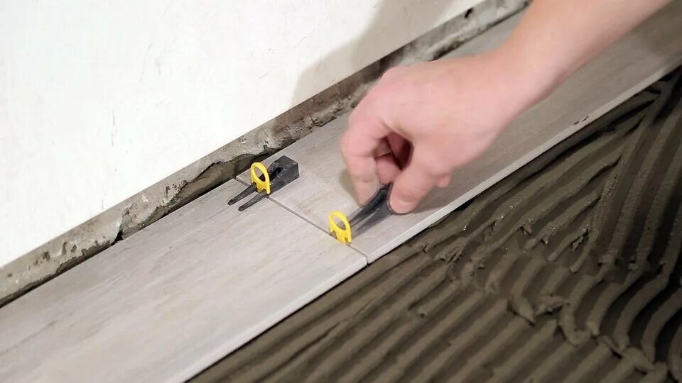 выравнивание плитки видео