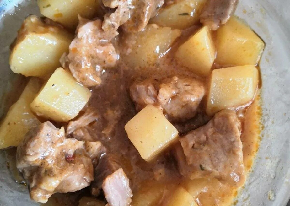 Как приготовить тушеную картошку с мясом рецепт. Картошка с мясом. картошка с мясом в мультиварке. картофель тушеный с мясом. картошка с тушенкой.