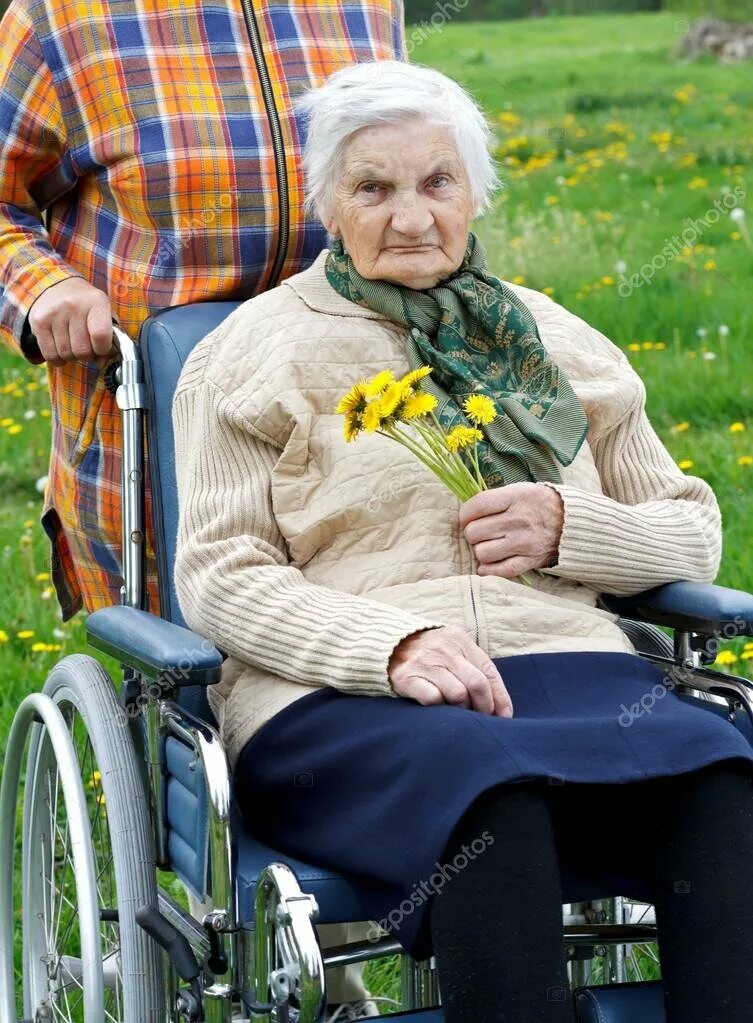 Бабка в инвалидном кресле. Старушка с коляской. Бабушка в инвалидном кресле. Бабка в инвалидном кресле. Бабка в инвалидном кресле.