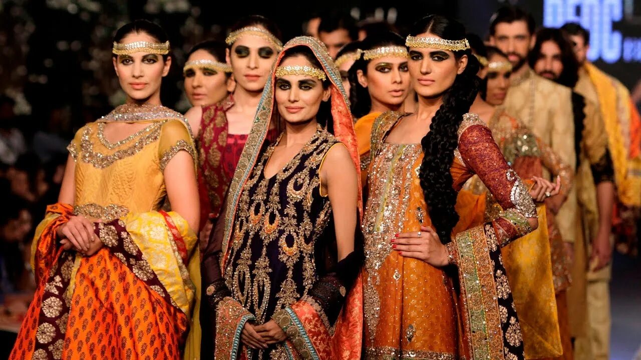 Показ мод в индии. Сари индия. Indian fashion. Тарун матара. Индийский стиль в одежде современный.