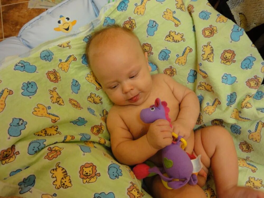 Детки на даче. До школьгники голопопики. Малыши голопопики. Загорает на даче. Дошкольники мальчики-голопопые.