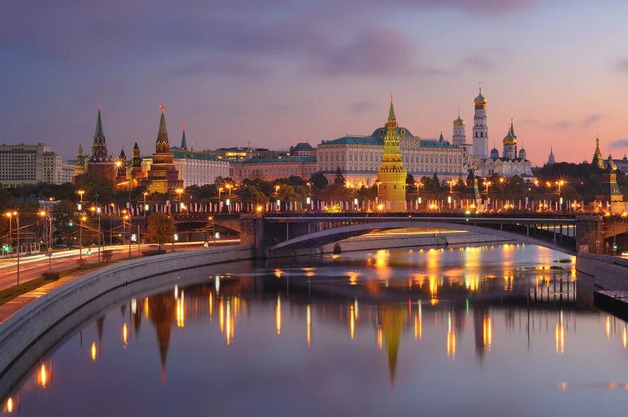 Свет столицы москва. Кремль Москва. Вид на Кремль с Патриаршего моста. Москва летом. Московский Кремль на закате.