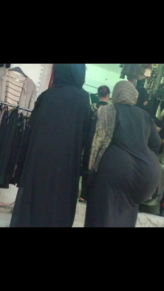 широкие ягодицы мусульманок. облегающий хиджаб. современные арабки. хиджаб в обтяжку. облегающий хиджаб.