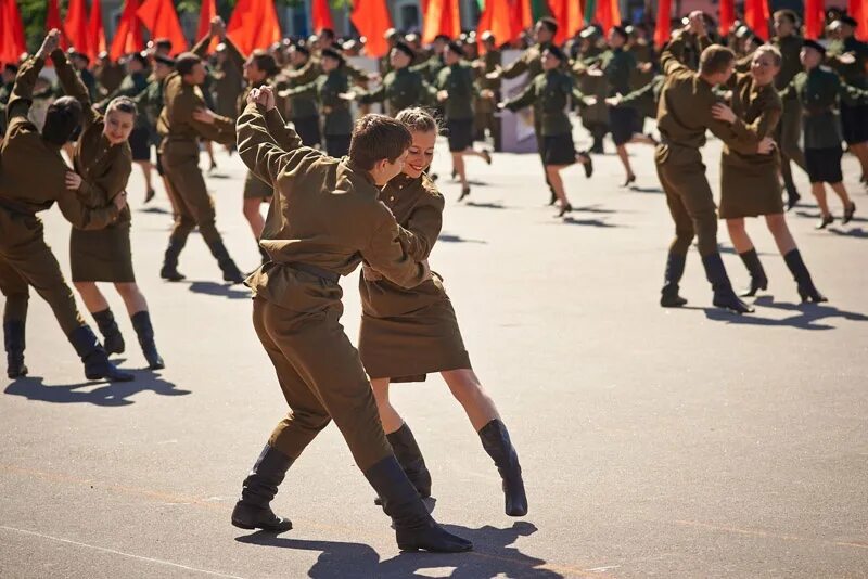 Танец на 9 мая под песню встанем. Солдаты танцуют. Военные танцы. Военная форма для танца. Танцующие в военной форме.