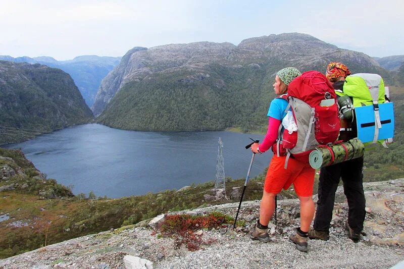 Группа европейских туристов хочет познакомиться с природой. Треккинг в Норвегии. Пеший поход. Туризм в Европе. Турист.