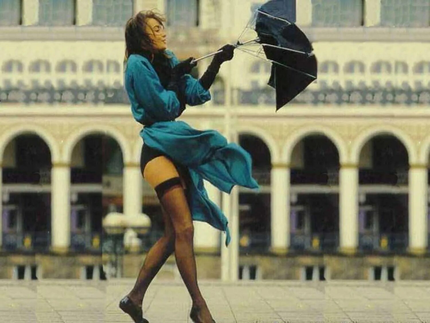 Легкомысленная женщина. Девушка с зонтом. Девушка и сильный ветер. Девушка на ветру. Девушка в короткой юбке с зонтом.