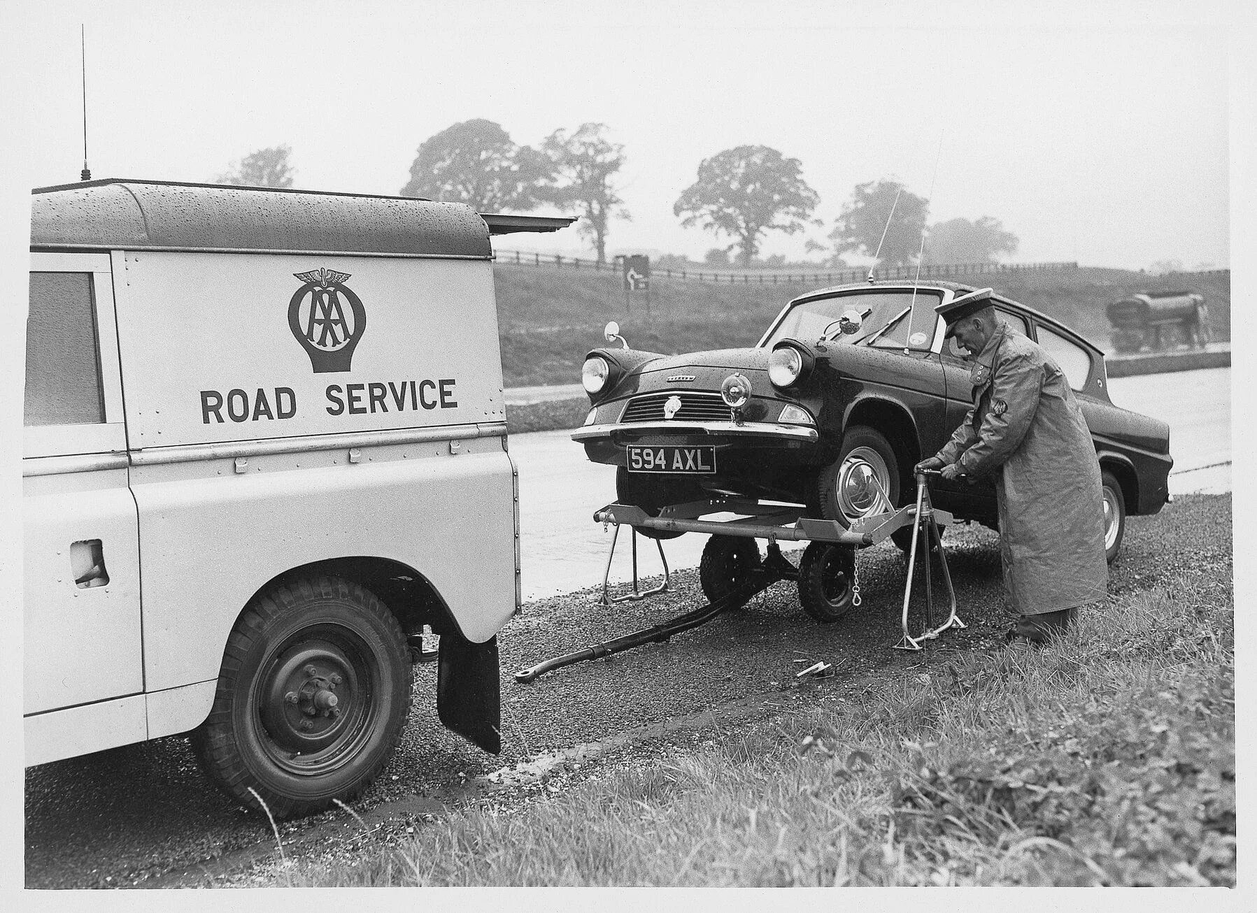 Land down машина. Роуд сервис. Road service. Land Rover Series 1early.