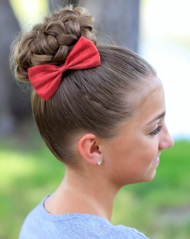 Прическа шишка для девочки. Шишка с бантиком на елку. Шишка с бантом. Причёски с бантами для девочек. Причёска шишка на голове для девочки.