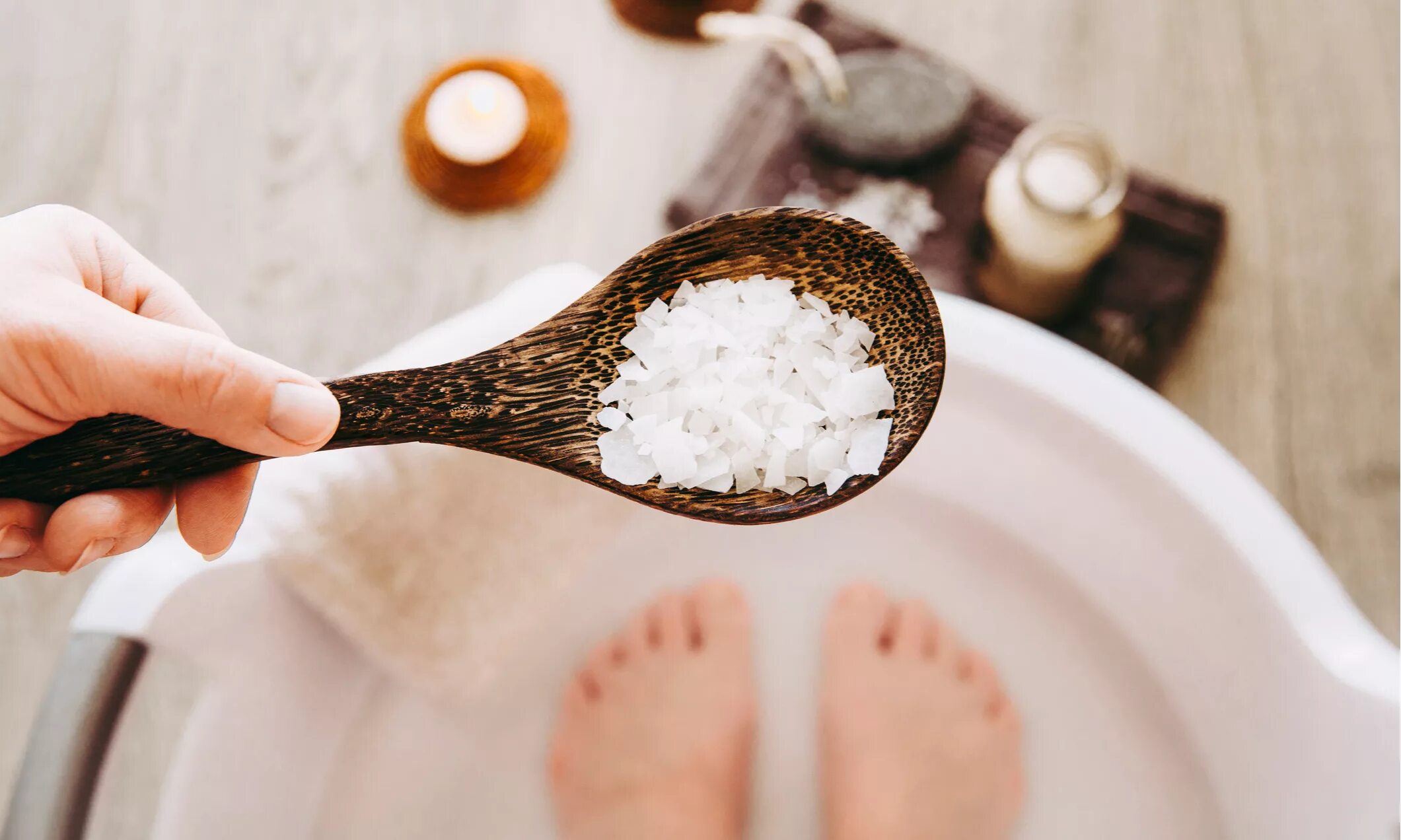 Английская соль Epsom Salt. Ванночка для ног спа. Ванночки с морской солью. Ванночка для ног с солью. Течет вода из ноги