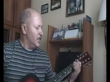 Гнатюк белыми ставнями дом над рекой