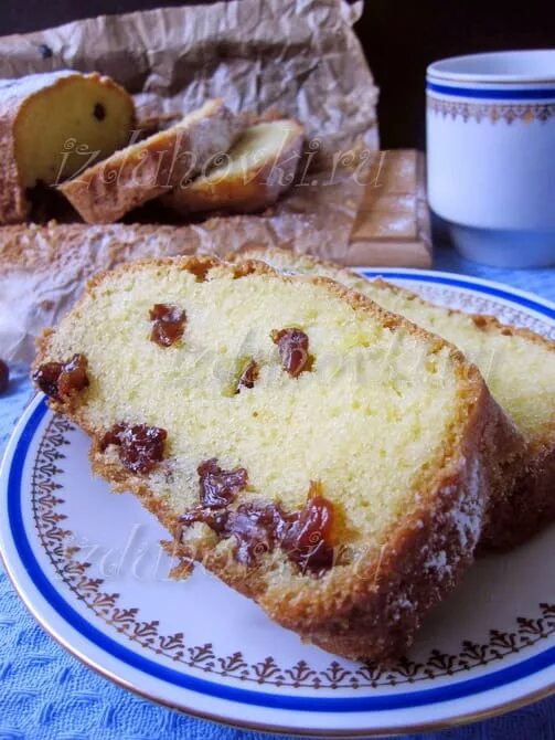 Кекс с изюмом классический в духовке домашних. Кекс с изюмом. Кекс с изюмом в духовке. Кексы с изюмом в формочках в духовке классический. Кексики на молоке с изюмом.