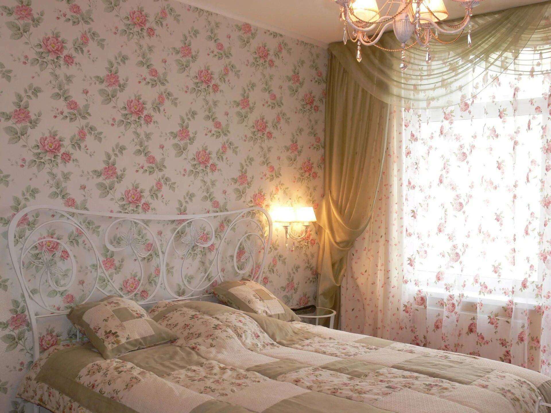 Красивое комбинирование обоев. Сиреневая спальня. Обои для спальни комбинированные. Обои для спальни. Фотообои в интерьере спальни.