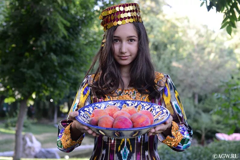 Узбекски баба. Узбекские женщины. Узбекские девушки красивые. Узбекская девушка с фруктами. Таджикские девушки.