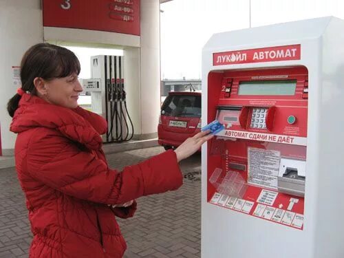 Автомат дающий деньги. Автоматы для переработки пластиковых бутылок. Аппарат выдачи денег. Автомат для сбора пластиковых бутылок. Размен монет автомат.