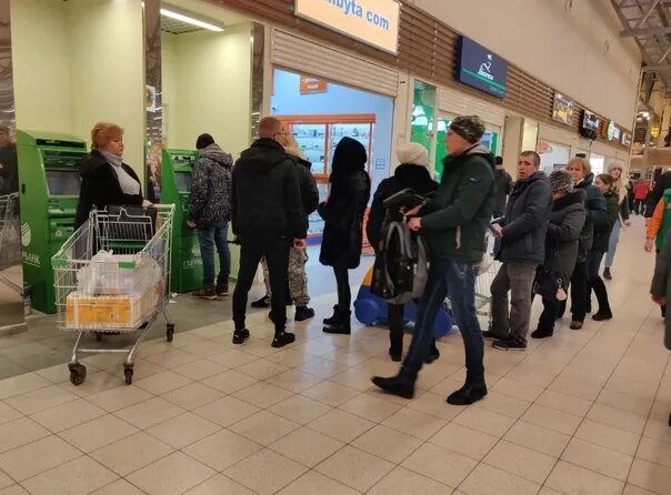 3 часа ночи мы стоим у банкомата