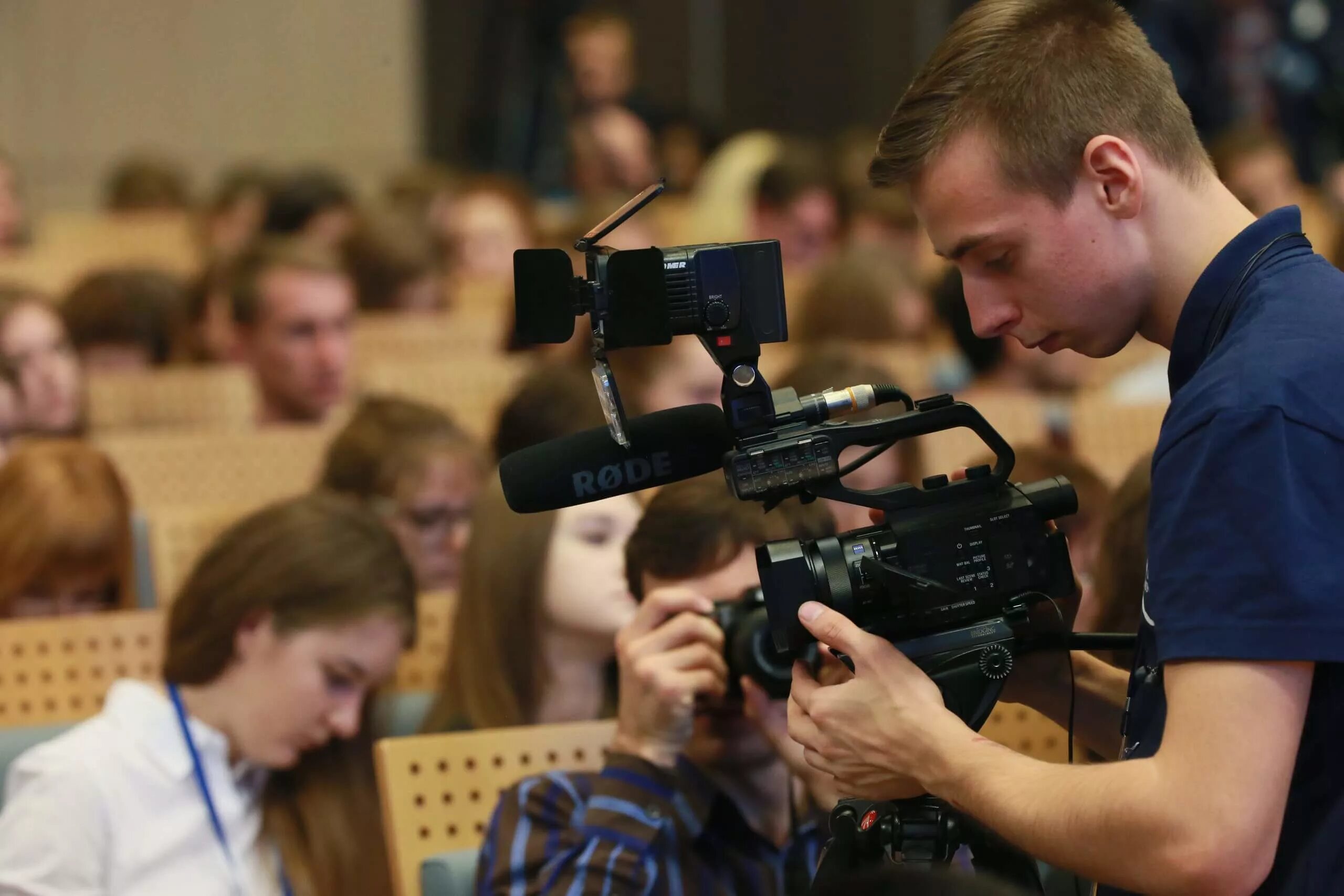 Student tv. Телевидение и журналистика. Студенческое Телевидение. Режиссер телевидения. ТВ журналистика.