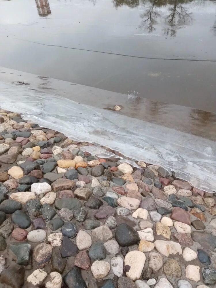 Лед на реке Вологда. Берег реки Вологды отделка камней. Залив Вологда. Вологду залило. Уровень воды в реке вологда сегодня