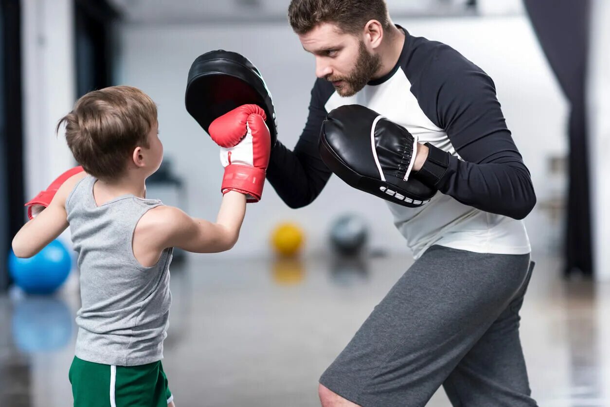 Спортивный воспитывать. Спорт дети. Дети спортсмены. Бокс детский тренировки. Бокс дети тренировка.