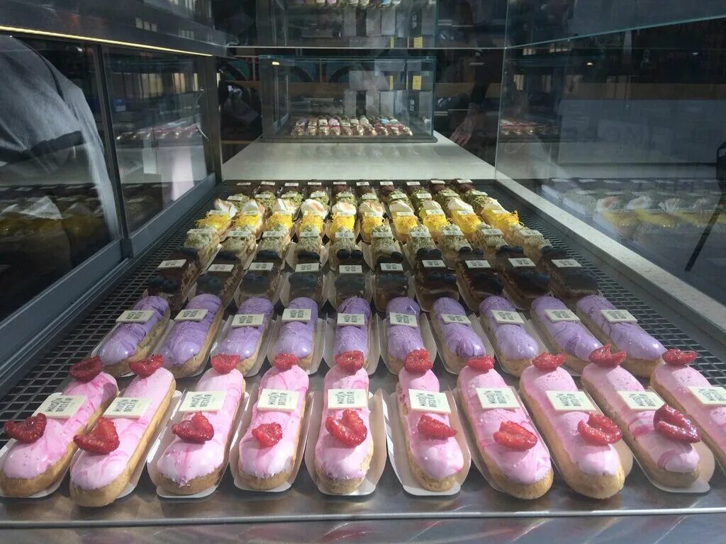 кондитерской éclair de genie. девочка на фабрике эклеров. конфеты фабрики большевик. мини эклеры. эклеры.