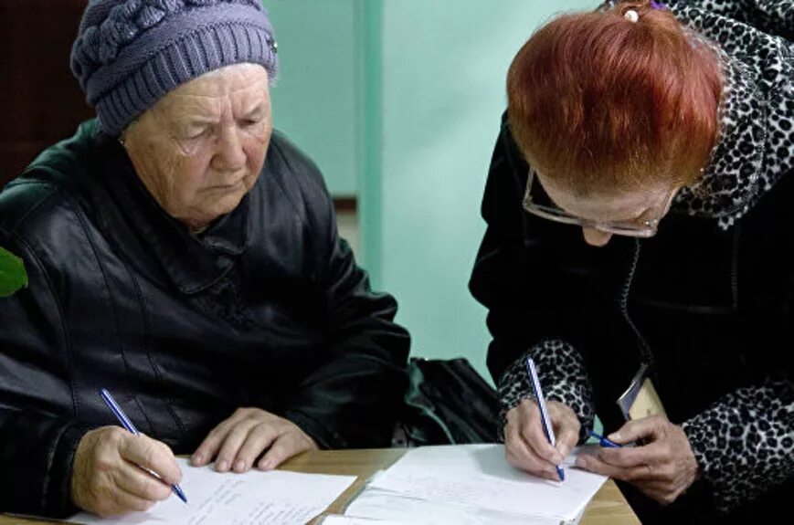 Подмосковная пенсия. Пенсионер в соцзащите. Помощь для одиноких пенсионеров от соцзащиты. Пенсионеры в поддержку военнослужащих картинки. Выплаты одиноким пенсионерам старше 65 лет в Московской области.