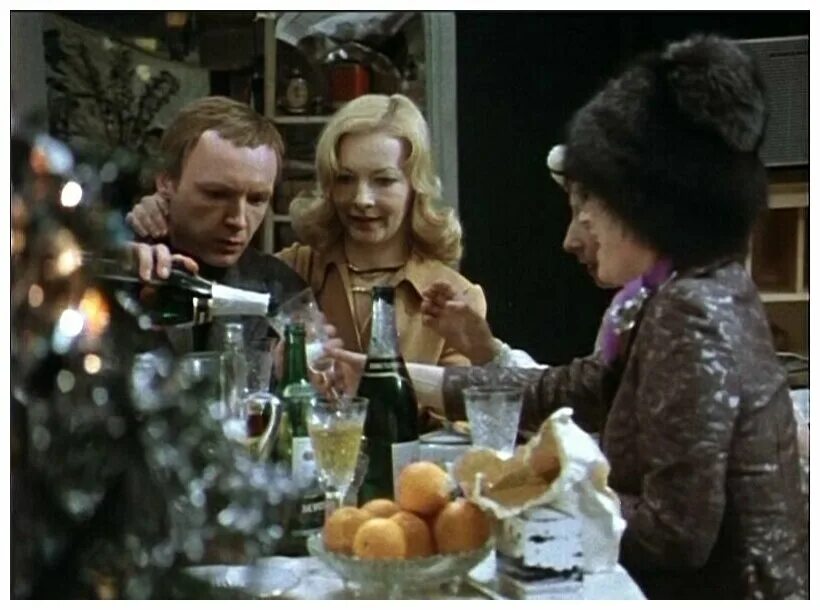 Кадр из фильма ирония судьбы или с легким паром. Баня с легким паром табличка. Советский новогодний стол. Табличка из дерева. Ирония судьбы 1975.