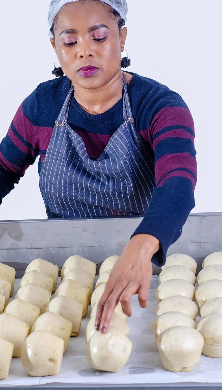 Бегущий пельмень. Пельмени карикатура. Вареники. Полненькая женщина с едой. Девушка ест пельмени.