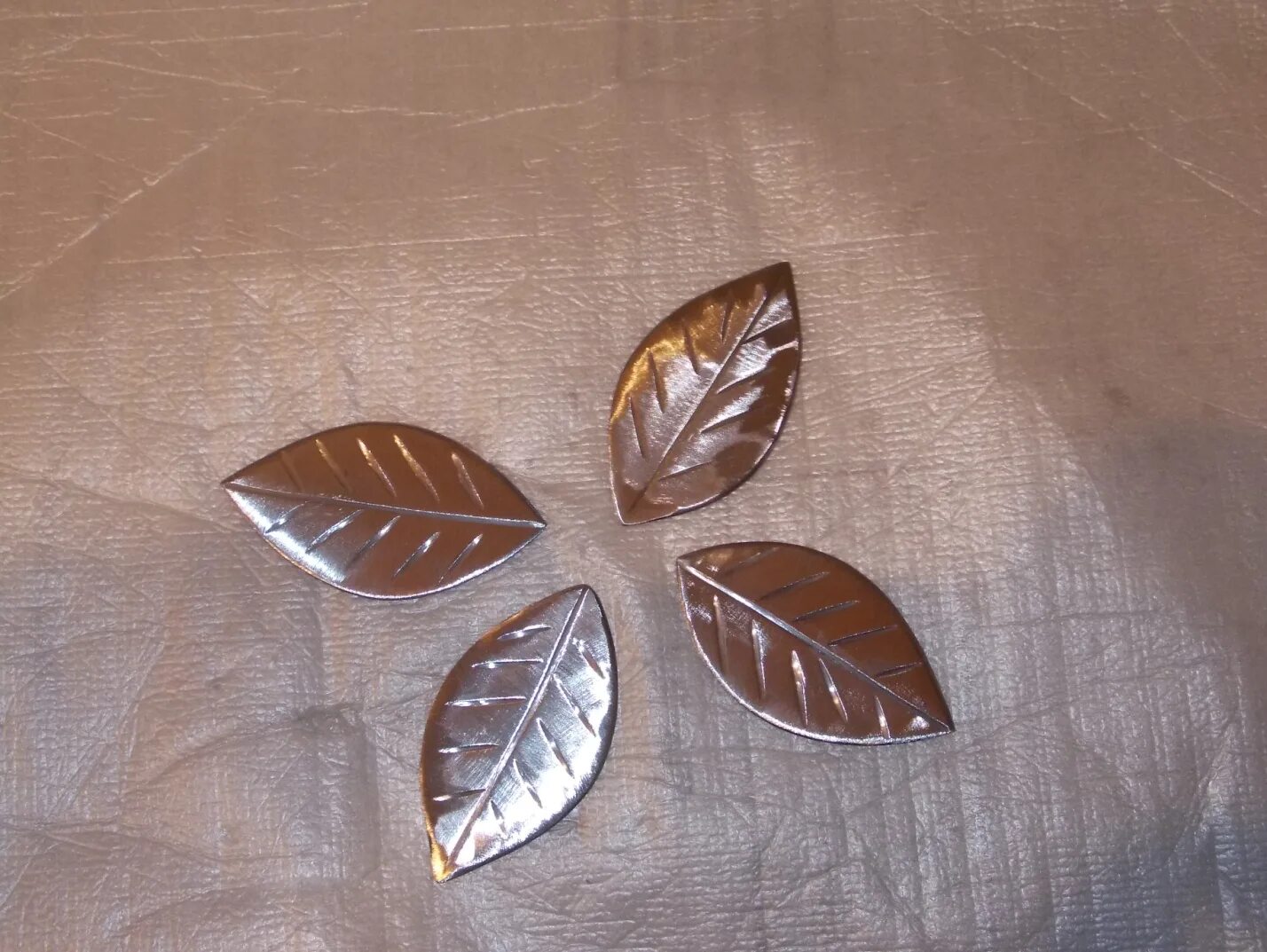 листочки из металла. металлический листочек. металлические листья для декора. металлические листья для декора. металлический листочек.