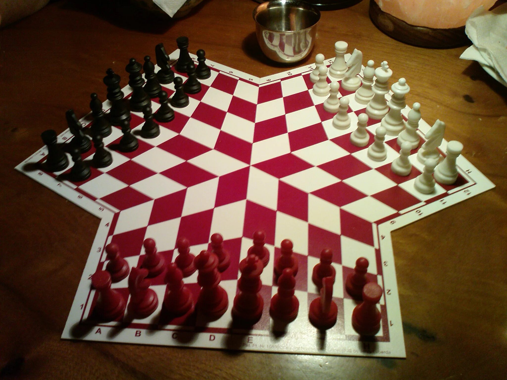 шахматные фигуры в ряд. шахматная доска на 4 игрока. менделеева 4б нижневартовск. шахматная доска на школьной парте. ул шахматная 4в в калининграде.