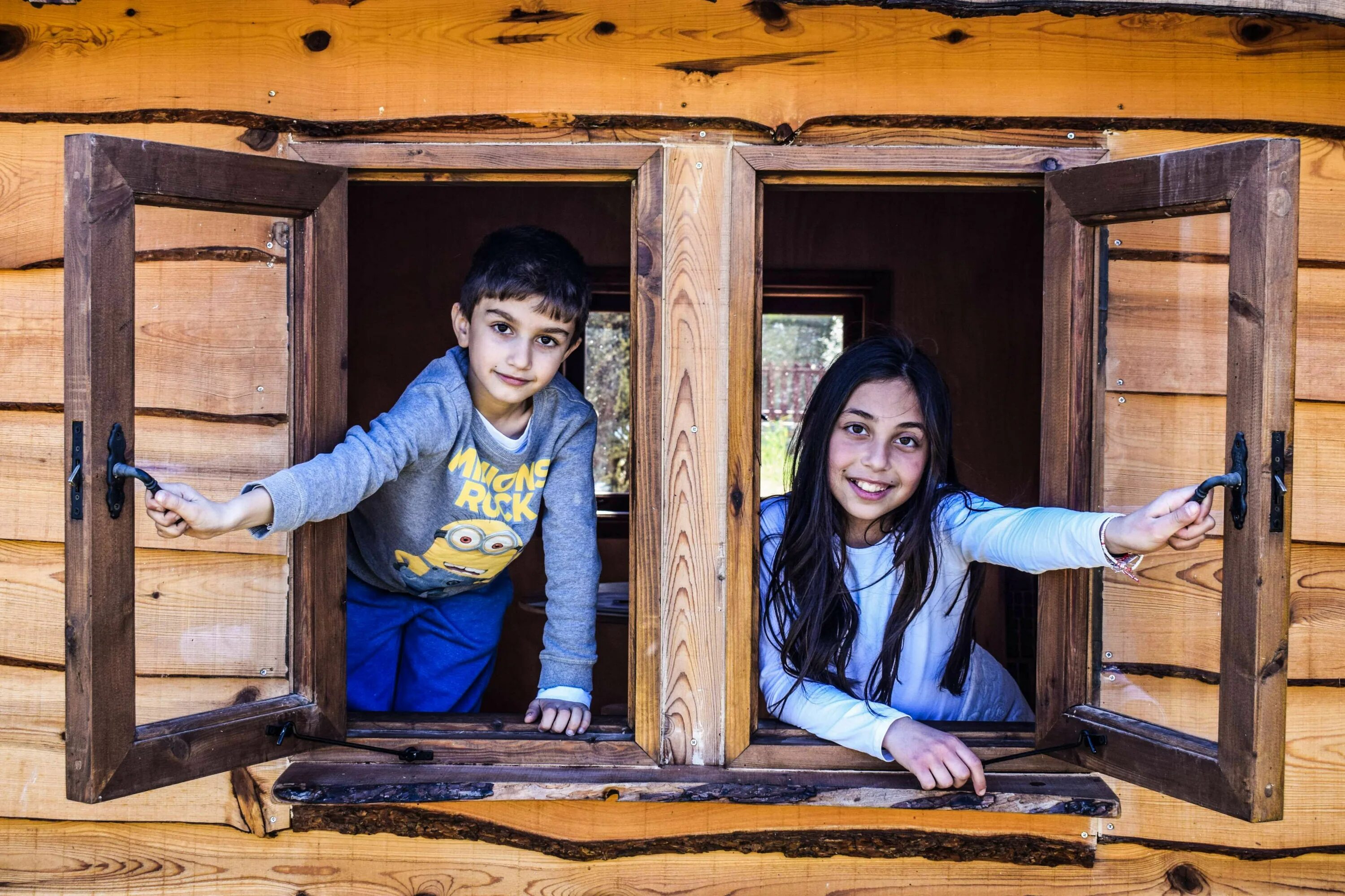 В окно весело играя. Детский дом окна. Окно в детство. Window and Kid. Окно в детство фото.