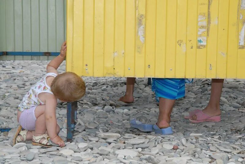 Мальчик мама переодевается. Кабинки для переодевания пляжные. Детей переодевают на море. Ребенок пишет. Дети в кабинке для переодевания.