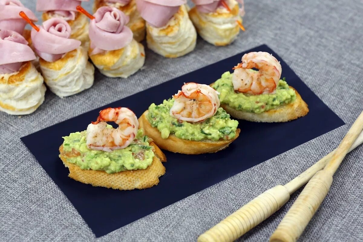 закуска цезарь брускетта. брускетты на фуршетный стол. брускетта с пармезаном черри. итальянские брускетты ассорти. сет брускет.