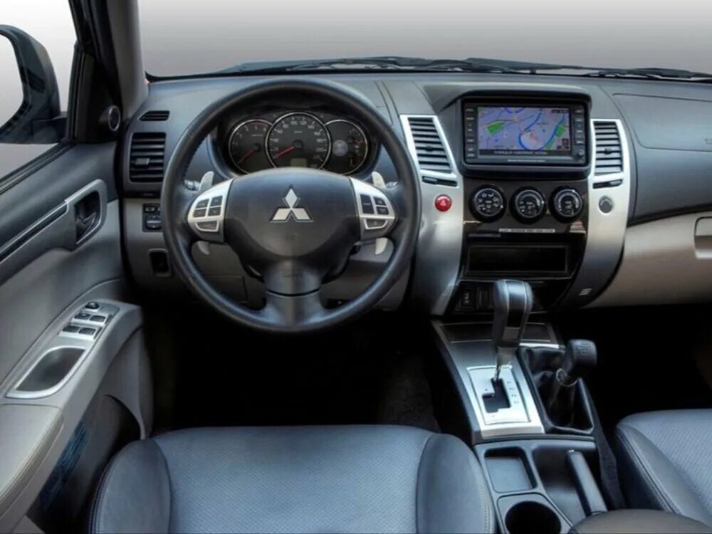 Mitsubishi pajero sport 2012. Mitsubishi Pajero Sport 2008. Mitsubishi Pajero Sport 2 салон. Mitsubishi Pajero Sport III салон. Mitsubishi Pajero Sport 2008-2013.