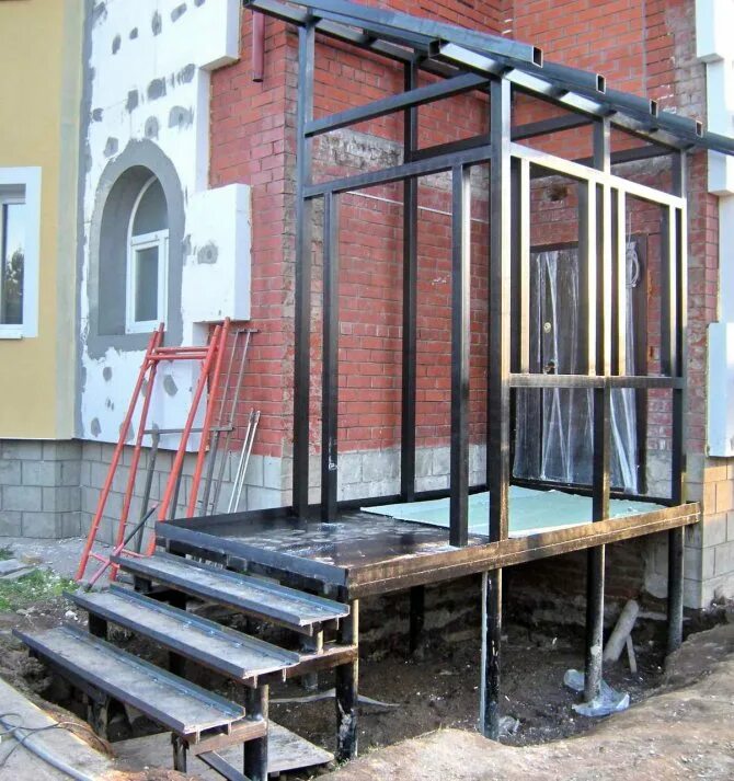 Крыльцо из профтрубы. Крыльцо на металлическом каркасе. крыльцо металлокаркас. сварное крыльцо. крыльцо металлоконструкция.