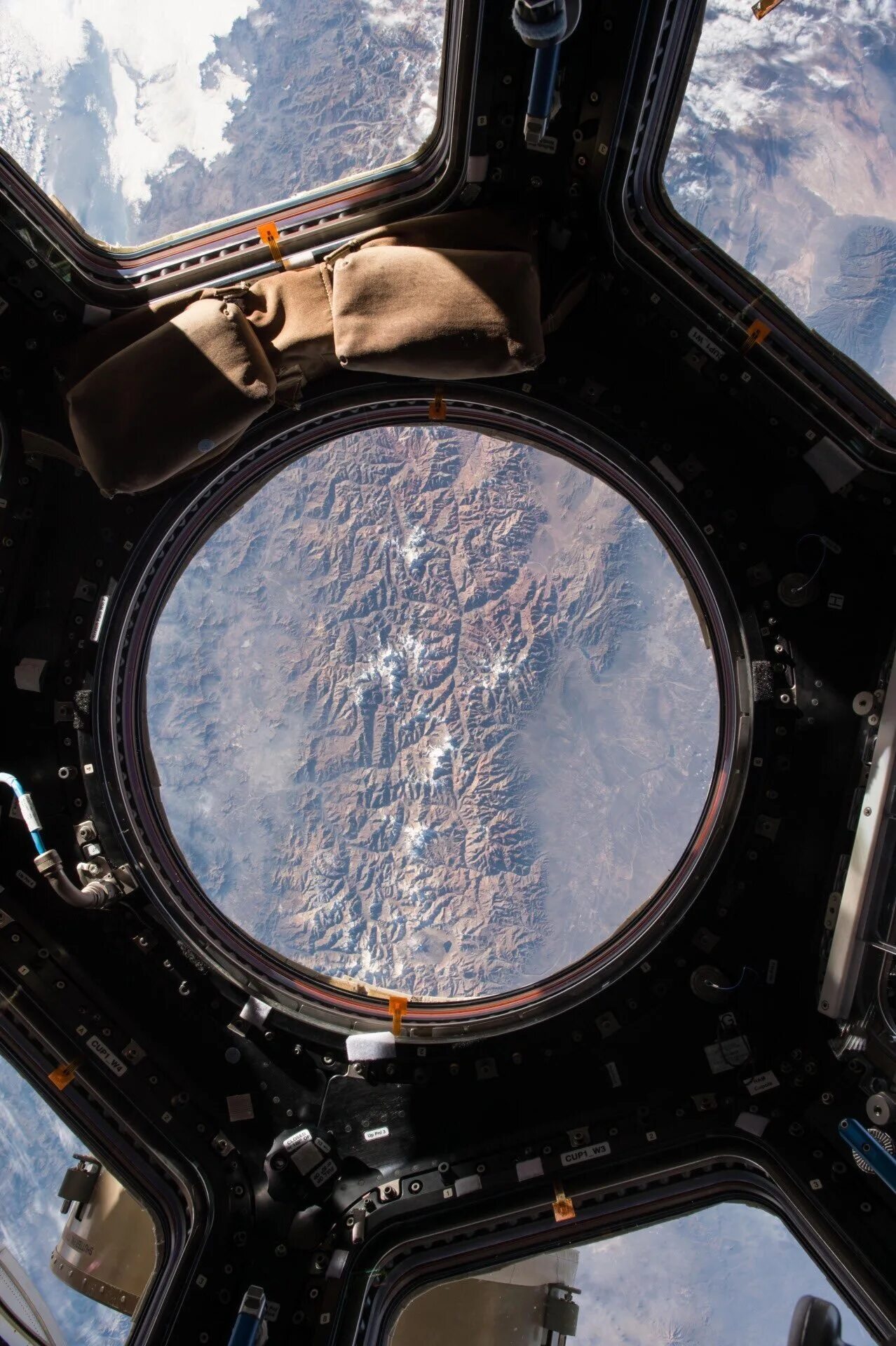 Земля в иллюминаторе картинки. Иллюминатор космического корабля МКС. Вид из иллюминатора на землю. Вид из иллюминатора в космосе. Земля из космоса в иллюминаторе.