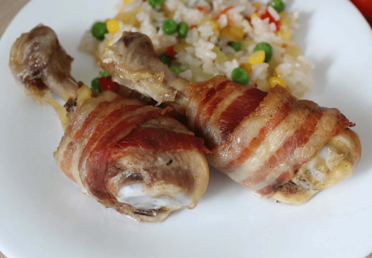 Куриные ножки в беконе. Ножки куриные в беконе в духовке рецепт. Ножки в беконе. Куриные ножки в беконе. Куриные голени в беконе.