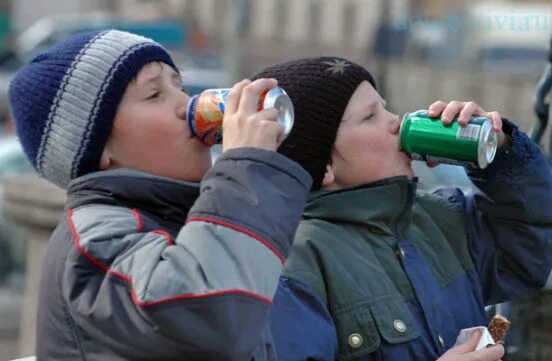 Дети пьют колу. Дети пьют газировку. Человек пьет газировку. Школьники пьют газировку. Дети пьют лимонад.