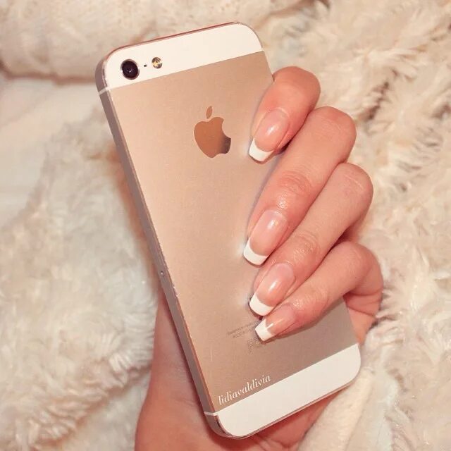 Iphone в руке. Айфон 8 плюс в руке. Айфон в руках девушки. Айфон 8 плюс розовый 64 гб. Телефон в руке.