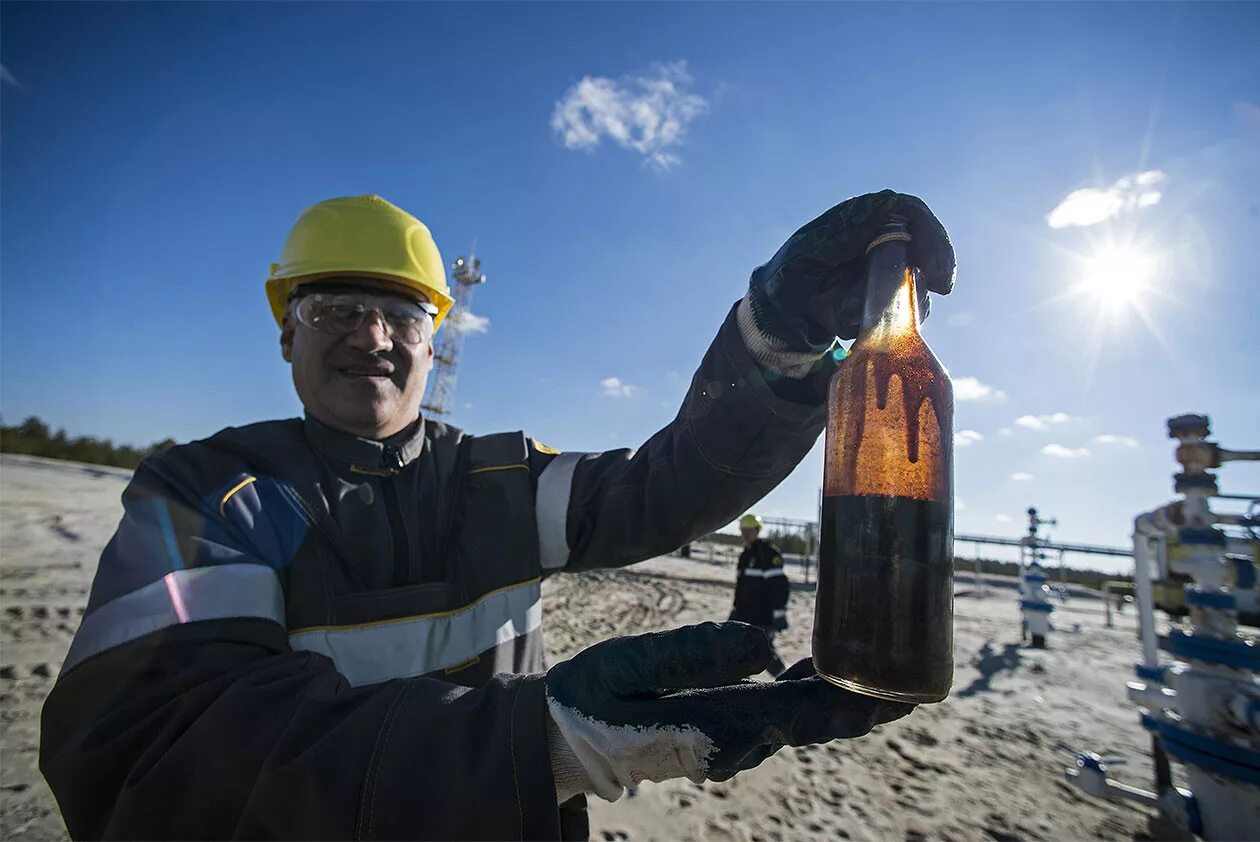 Нефтедобыча работа. Разведка нефтяных и газовых месторождений. нефтедобыча роснефть. нефть фото. нефтяник в нефти.