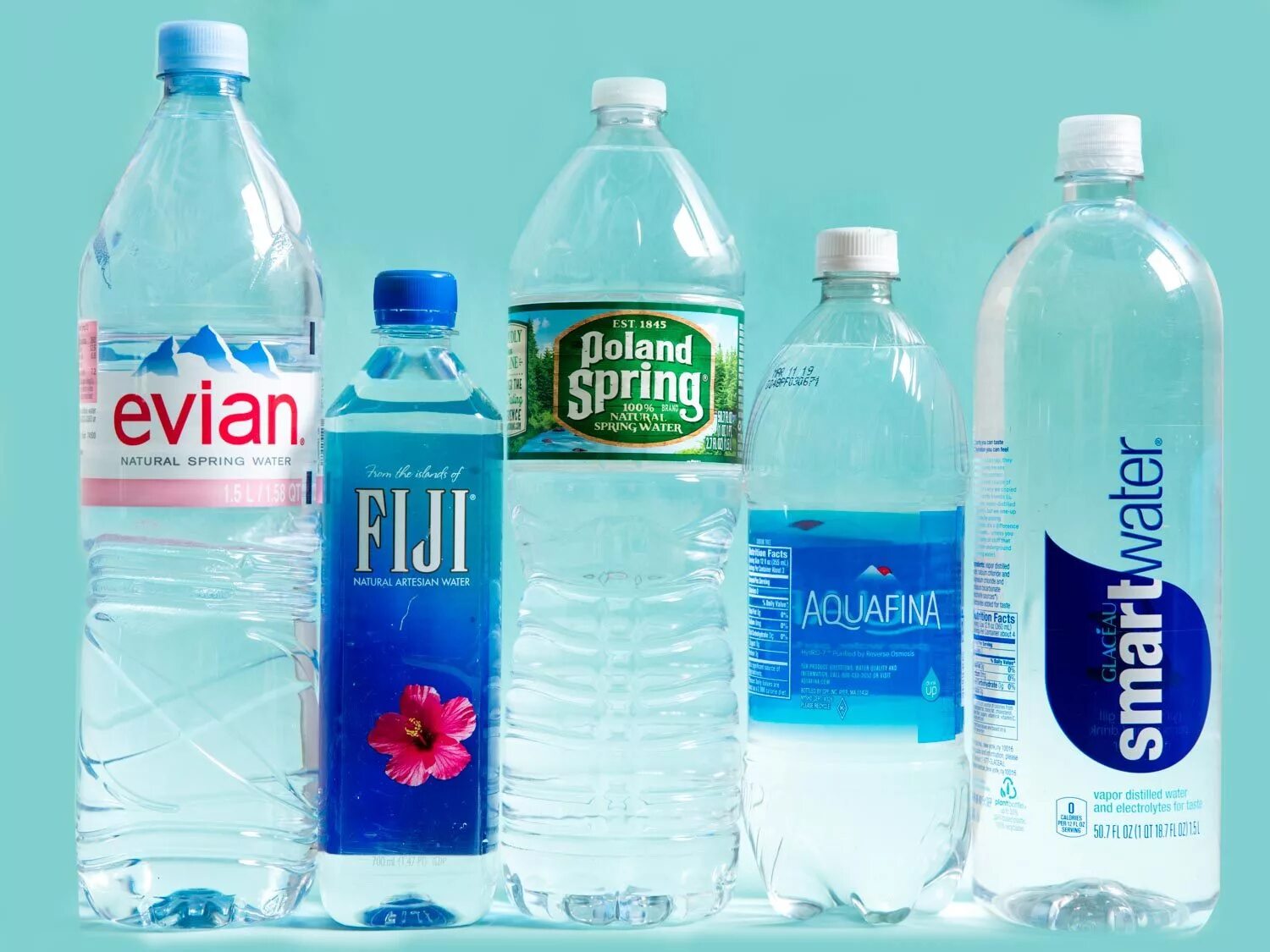 Минеральная вода содержащая железо. Питьевая вода. бутылка для воды. вода питьевая вода в бутылках. минеральная питьевая вода в бутылках.