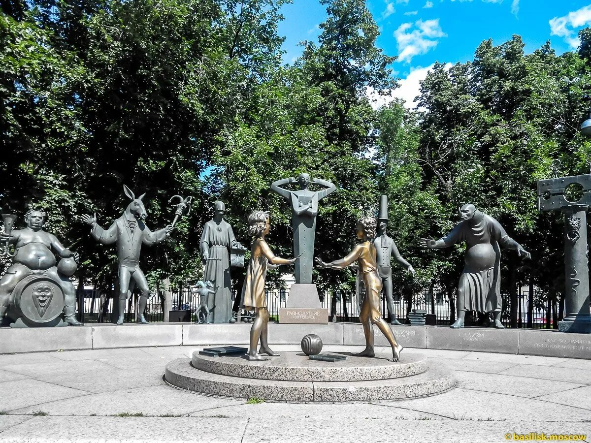 Болотная территория. Парк на Болотной площади. Сквер на Болотной площади в Москве. Болотный сквер Москва. Болотная площадь парк Репинский сквер.