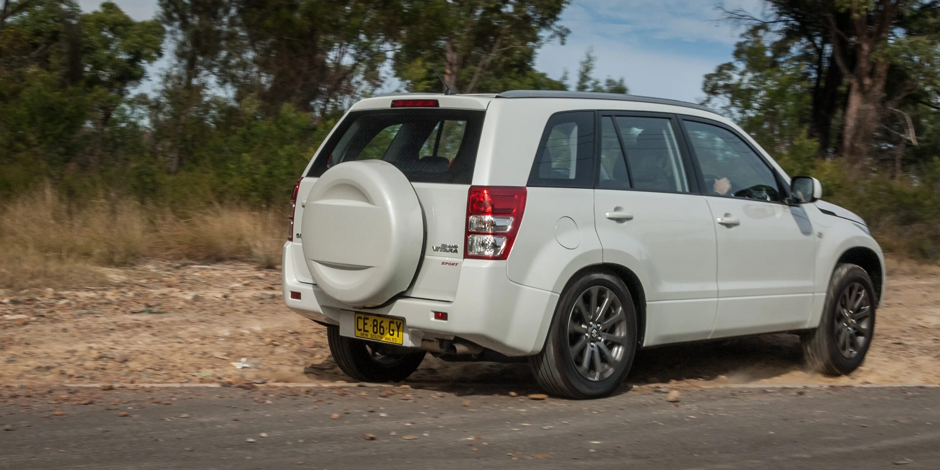 Vitara 2013. Suzuki Grand Vitara белая. Suzuki Grand Vitara 2013. Гранд Витара в 6. Suzuki Grand Vitara сбоку.