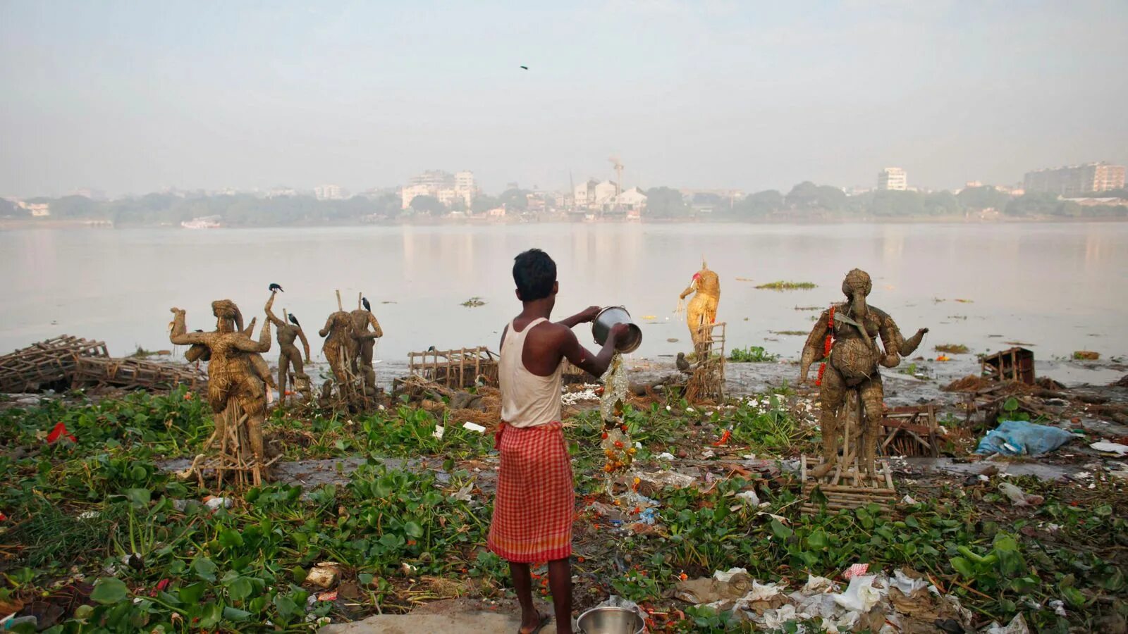 Основные экологические проблемы индии. Река ганг в Индии загрязнения. Река Ямуна в Индии. Река инд в Индии загрязненная.