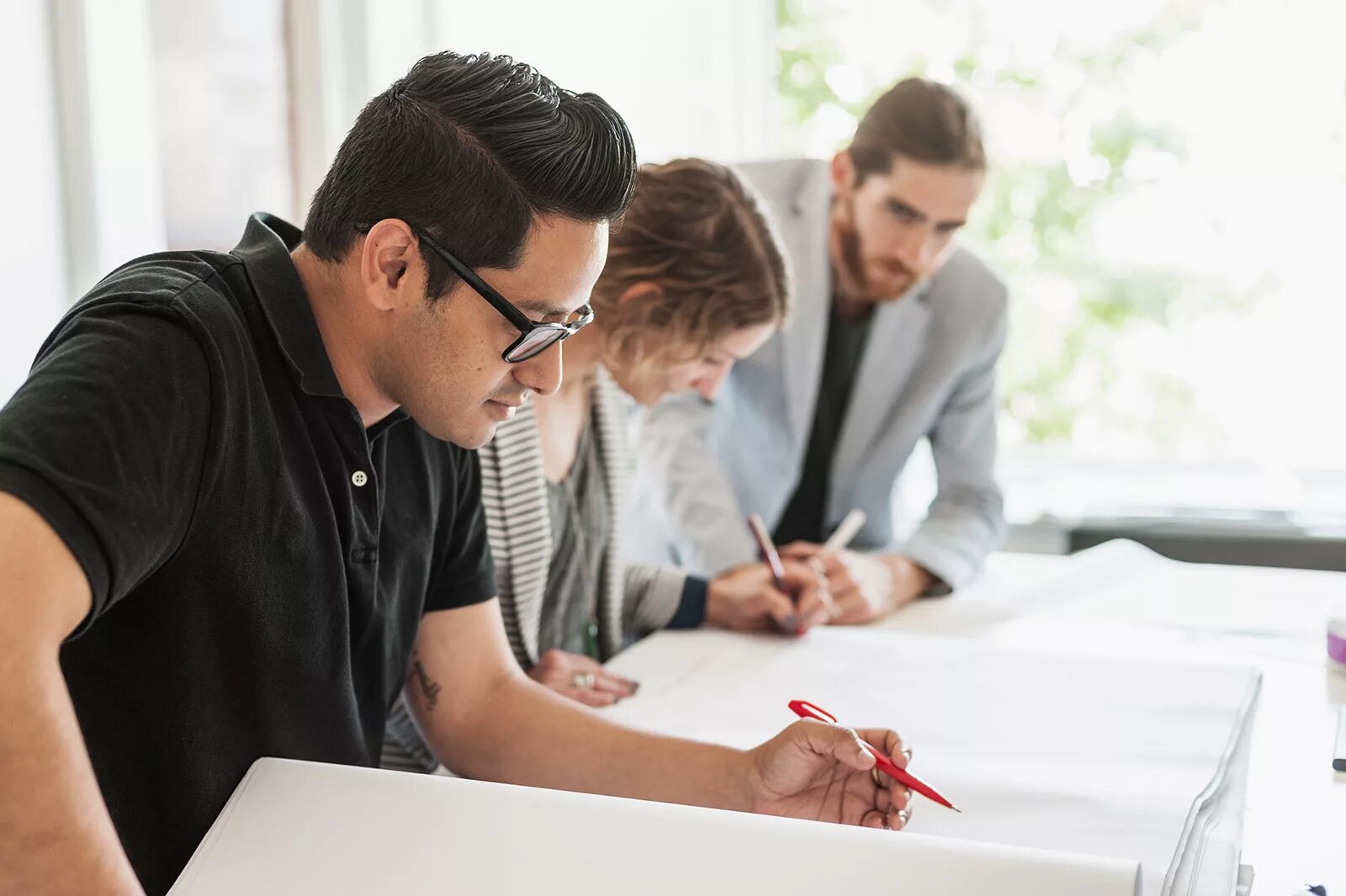 Умственно работающий человек. Работники умственного труда. Работники интеллектуального труда. Финансовый аналитик. Умственная нагрузка.