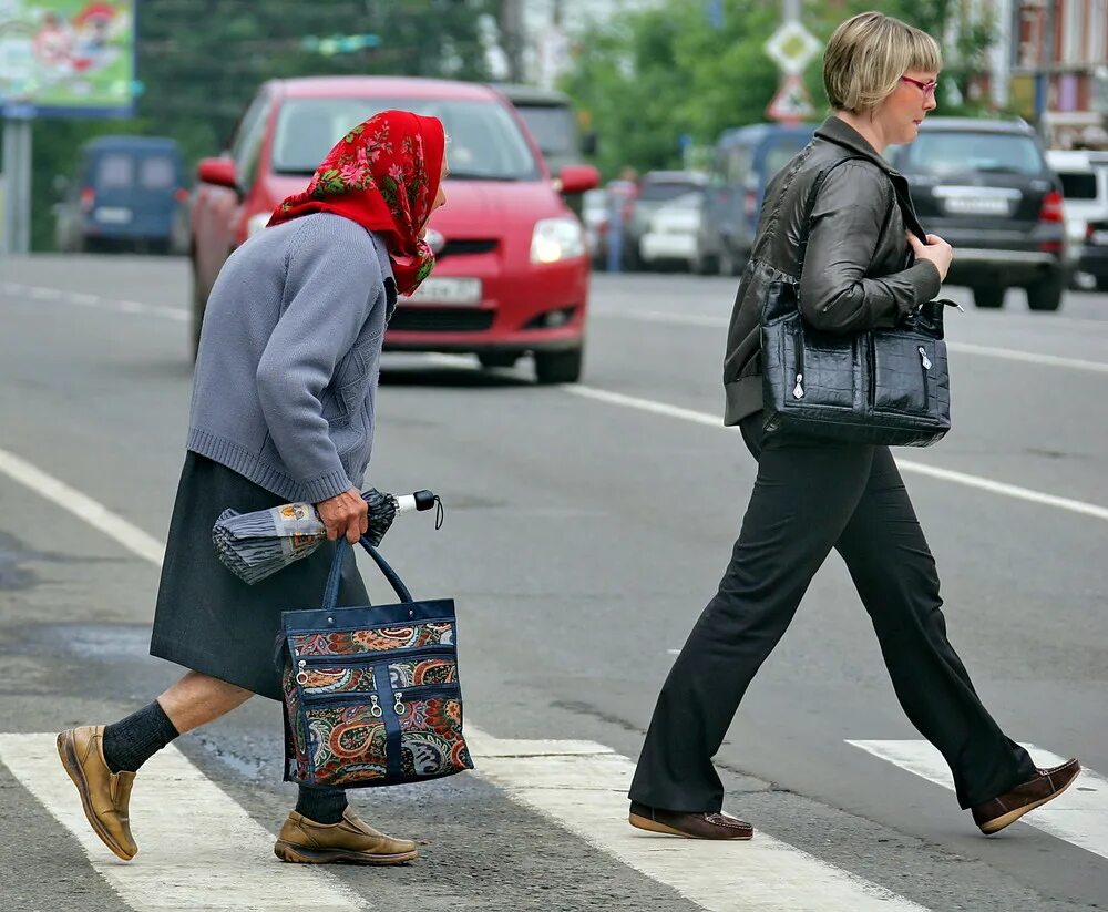Люди на улице. Помощь в переходе. Человек переводит бабушку через дорогу. Фотосессия в подземном переходе. Пешеход мультяшный.