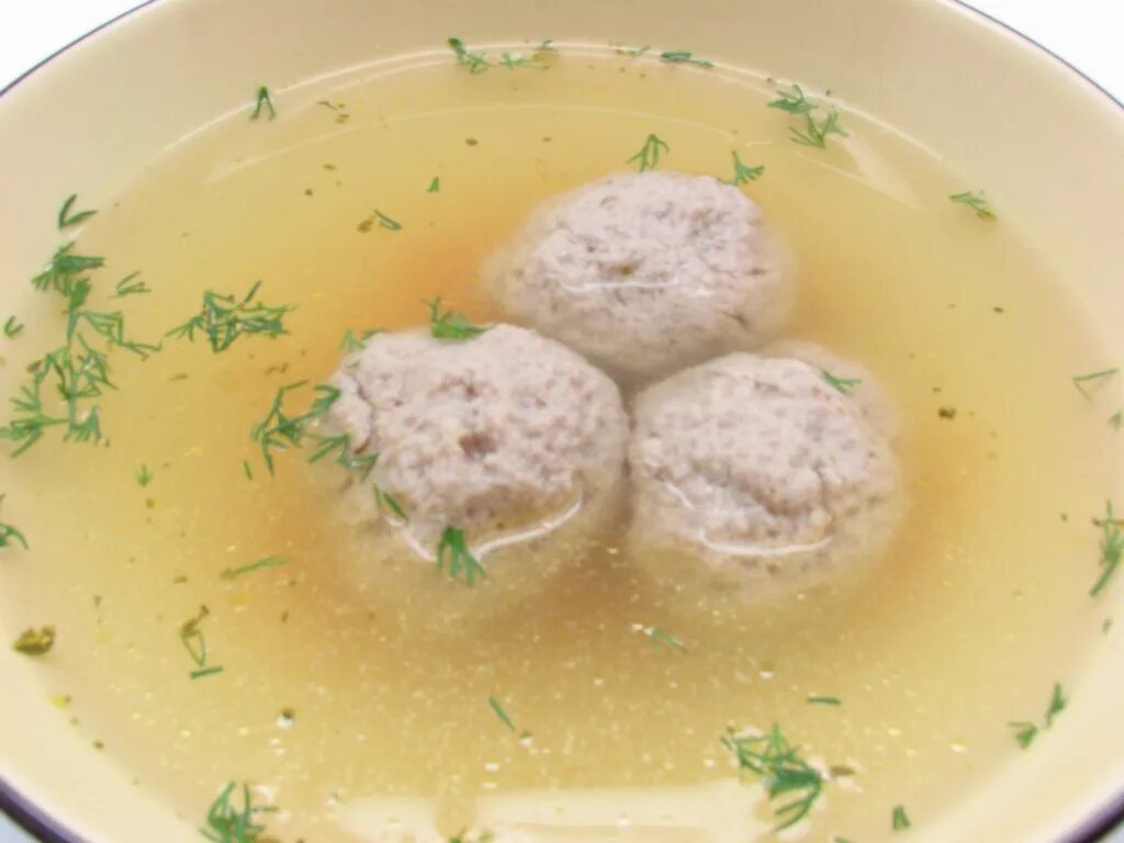 Сколько варить куриные фрикадельки. Вареные фрикадельки. отварные мясные шарики. фрикадельки куриные. отварить фрикадельки.