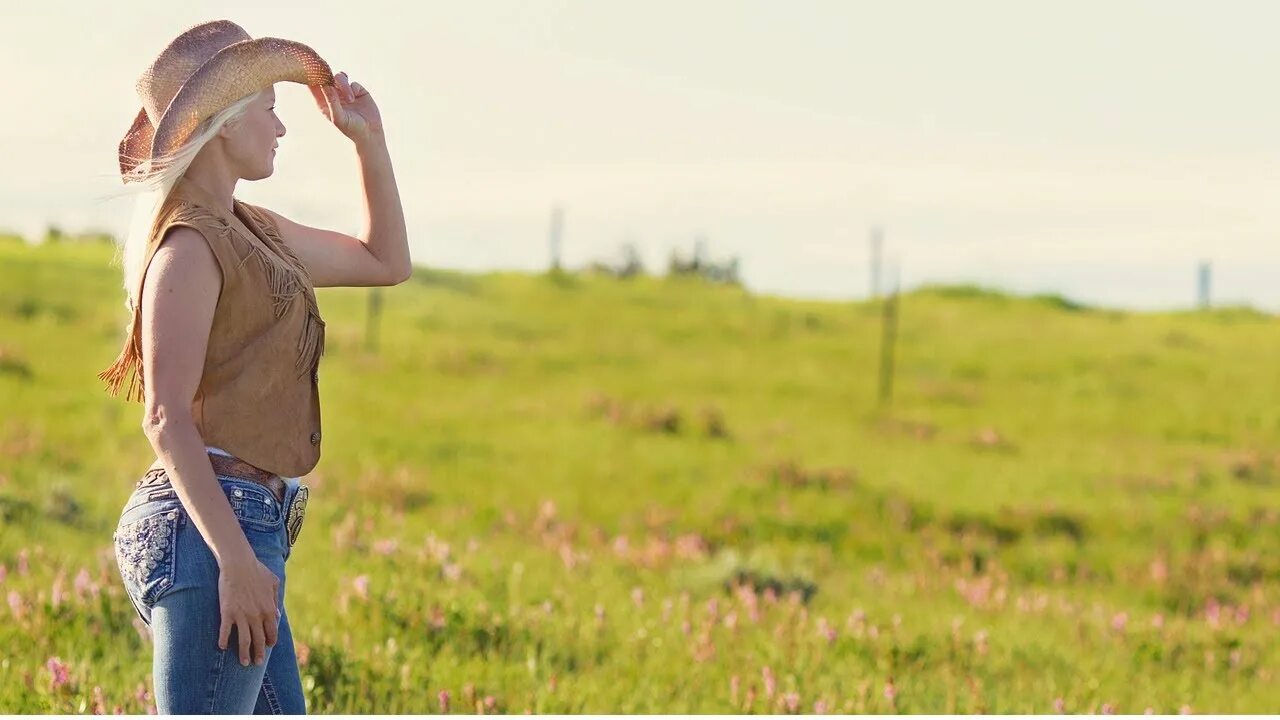 Девушка опустить начать. Девушка в платье сидит. Алиса тарасенко модель. Несчастная девушка. Девушка волосы на ветру.