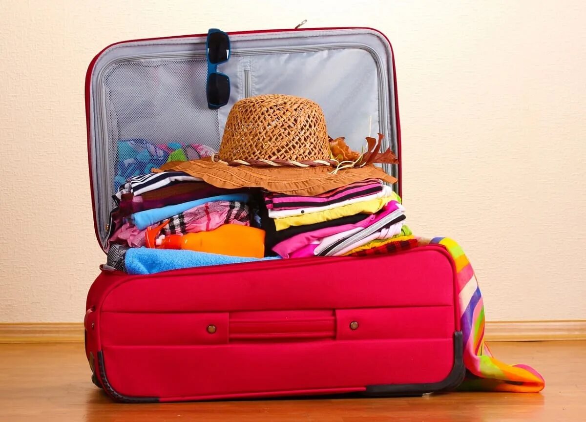 Чемодан. Чемодан с вещами. Собранные чемоданы с вещами. Отпуск чемодан. Нужные вещи летом