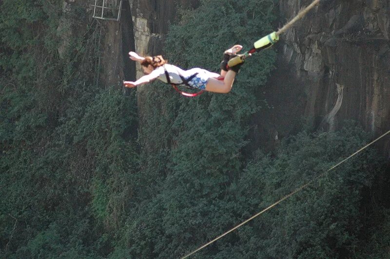 банджи джампинг самый высокий в мире. Bungy jumping пхукет. где прыгнуть с тарзанки. скайпарк банджи 207. Bungy jumping пхукет.